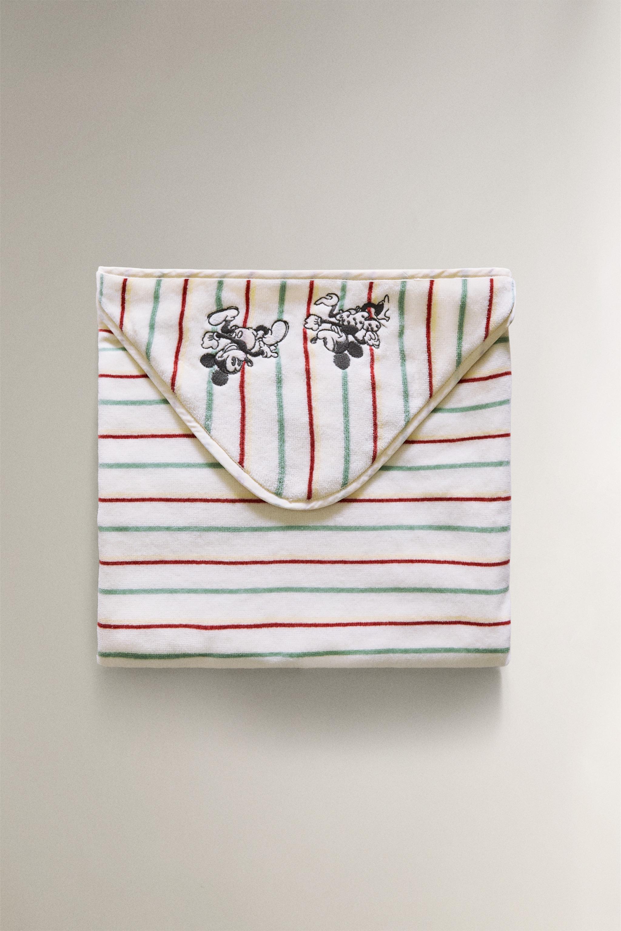 MICKEY & MINNIE ©DISNEY VELOUR HOODED BATH TOWEL